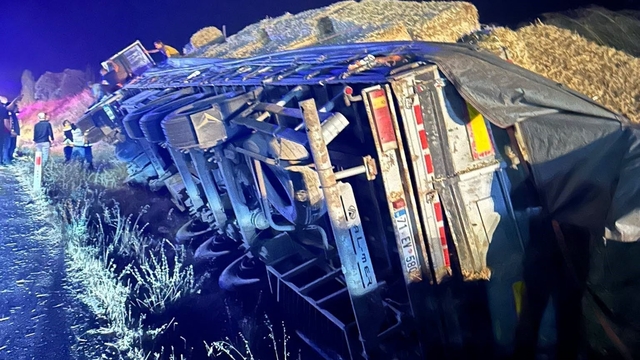 Uşak'ta saman yüklü tır devrildi, sürücü ağır yaralandı