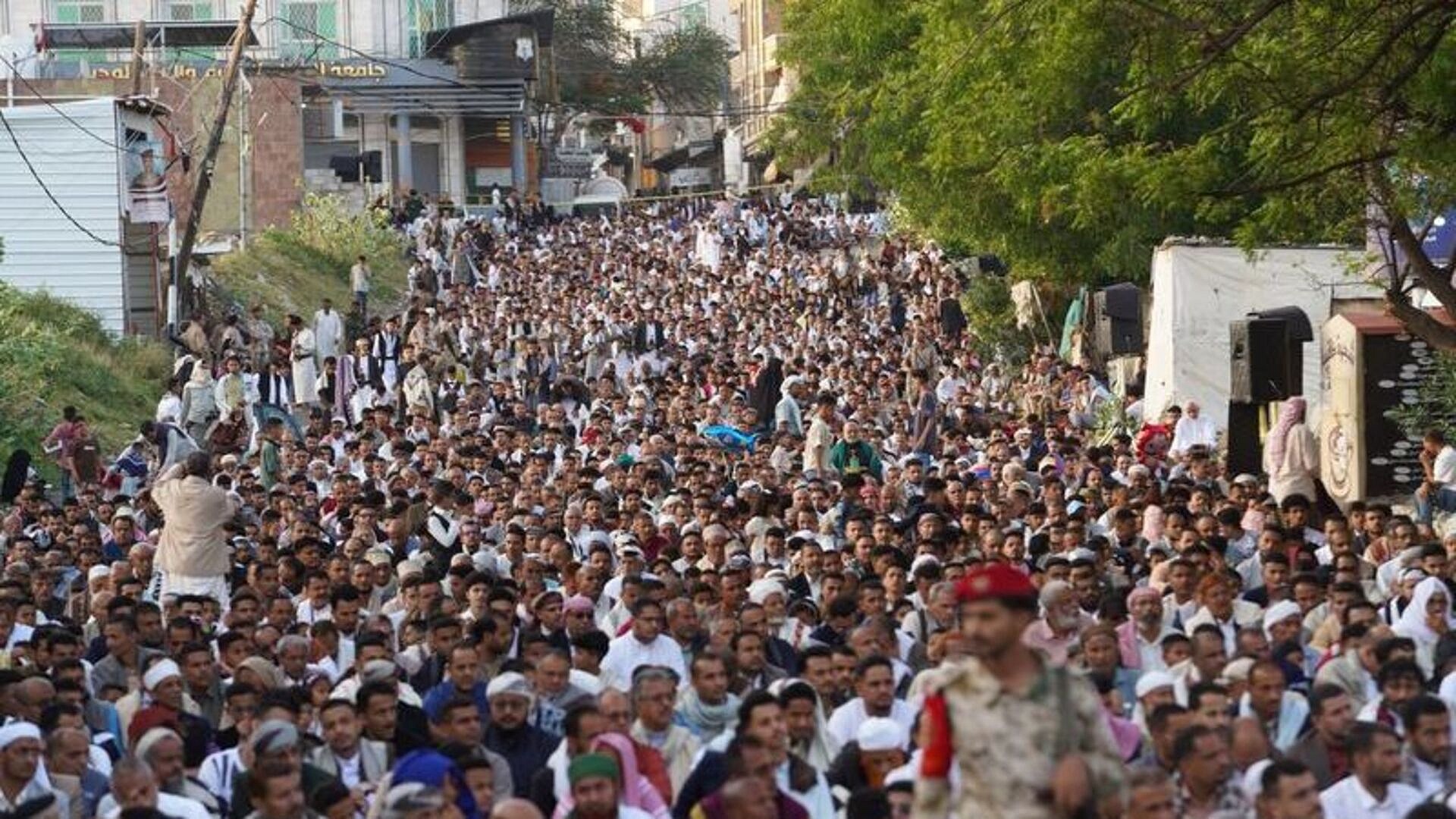 Yemen'de pazar yerinde balistik füze saldırısı yaşandı