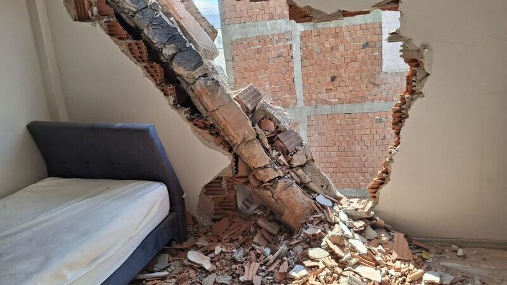 Zeytinburnu'nda yıkım sırasında yan dairenin duvarı çöktü