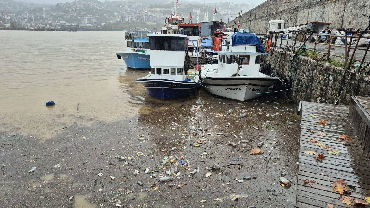 Zonguldak'ta yağmur sonrası deniz çamur rengini aldı