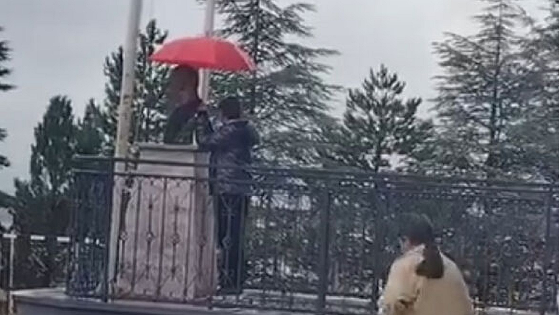 11 yaşındaki Alperen, Atatürk büstüne şemsiye tuttu