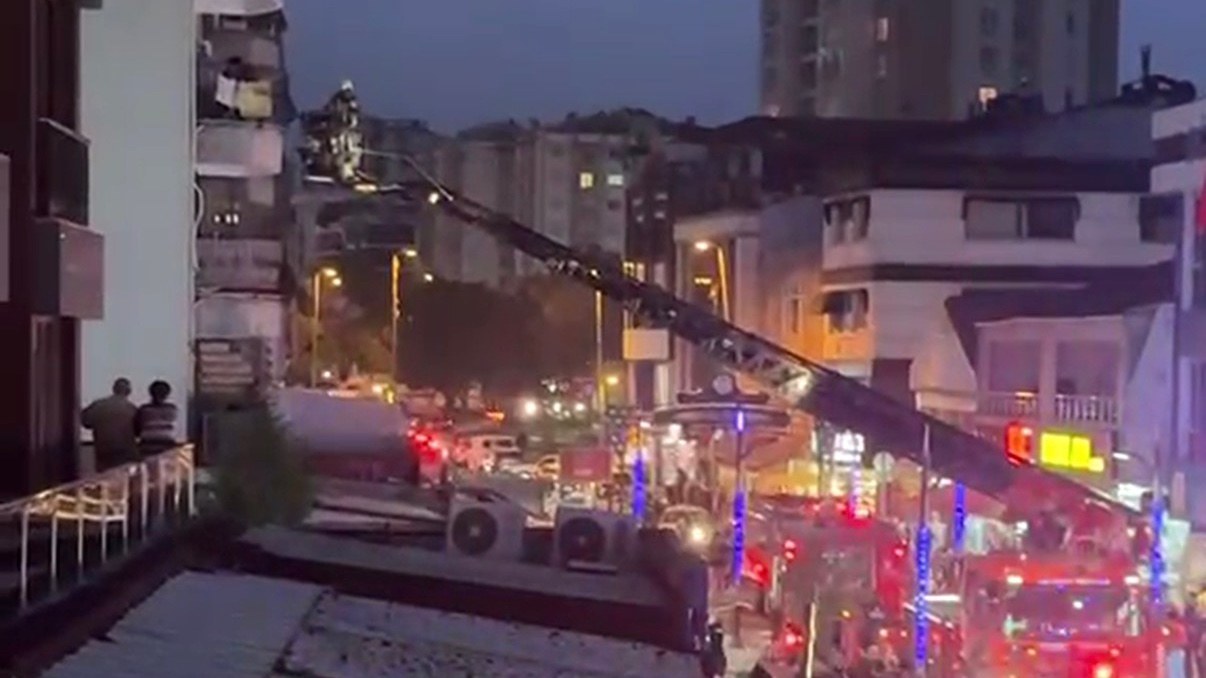 Ataşehir Prestij Caddesi’nde Korkutan Yangın! Mahalleli Sokağa Döküldü