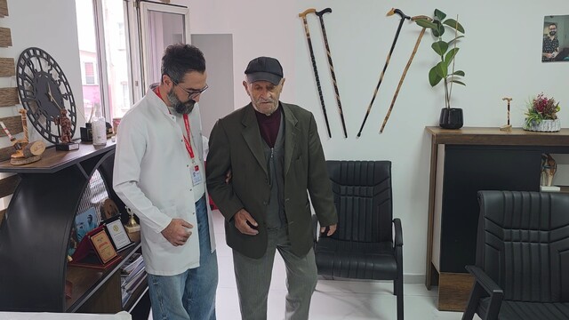 72 yaşındaki emekli madenci, yapay deri ile ayağa kalktı