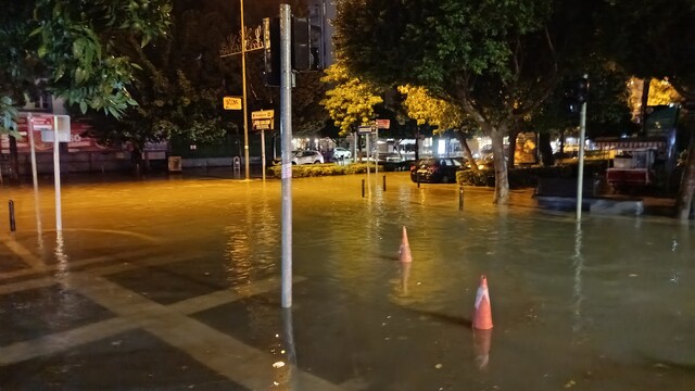 Adana'da 45 dakikalık sağanak yağış yolları su bastı