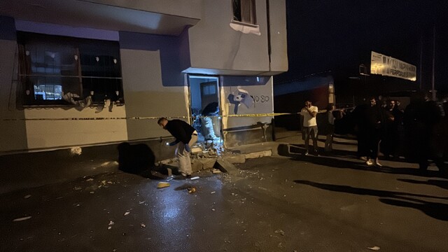 Adana'da 5 kişinin bulunduğu eve el yapımı patlayıcı atıldı