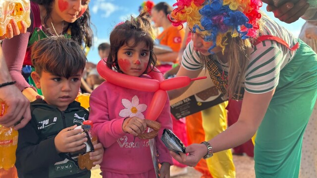 Adana'da çadırda kalan çocuklar için palyaçolar etkinliği