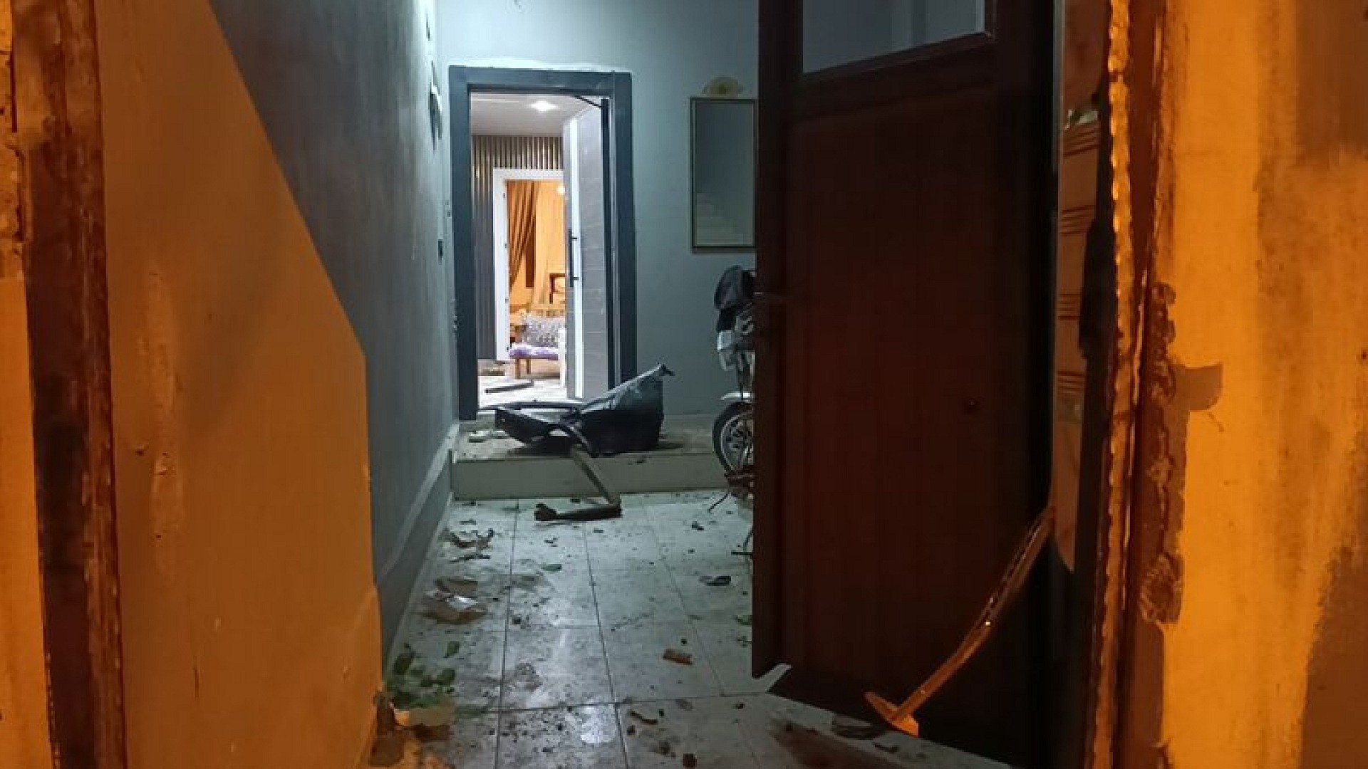 Adana'da eve el yapımı patlayıcı atıldı, 5 kişi panikledi