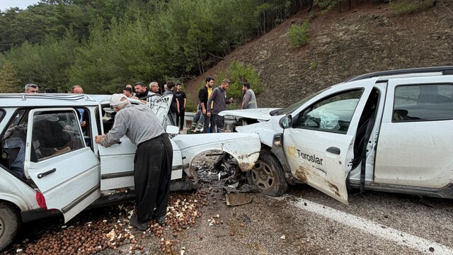 Adana'da hafif ticari araç ile otomobil çarpıştı