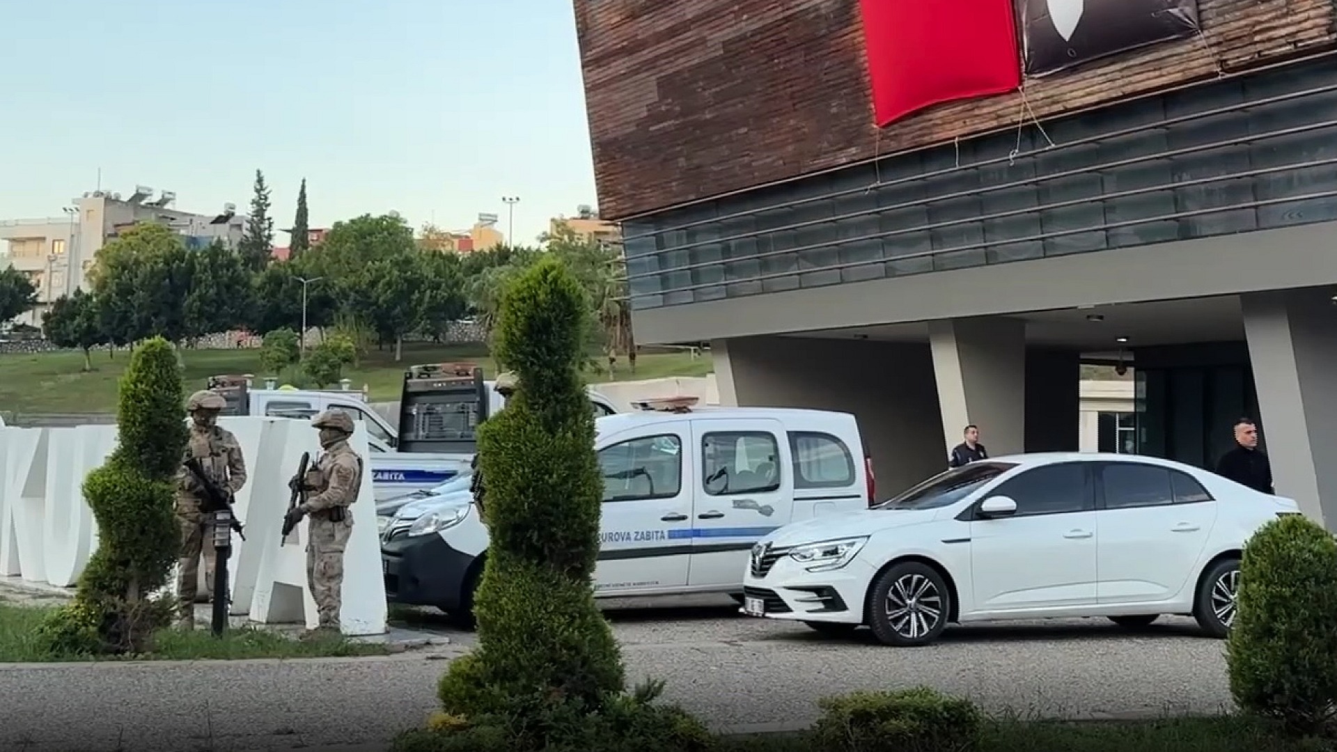 Jandarma Adana'da Çukurova Belediyesi'ne operasyon düzenledi