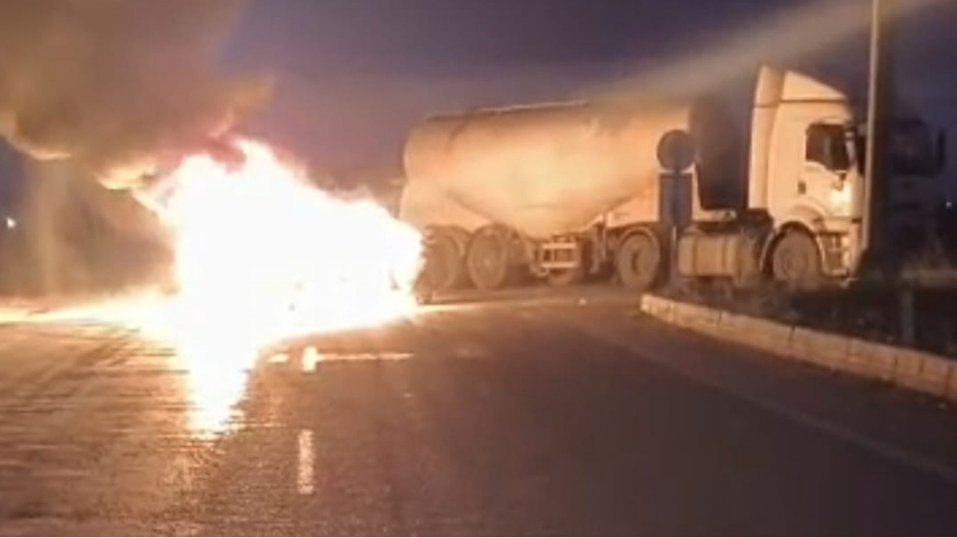 Adana'da otomobil TIR'a çarptı, sürücü yaralandı