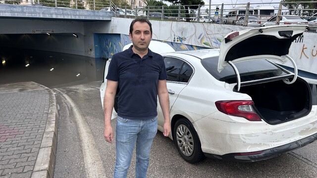 Adana'da sağanak sonrası alt geçitte otomobil mahsur kaldı