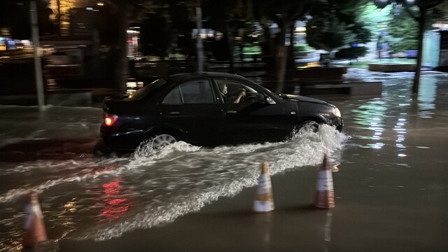 Adana'da sağanak yağış yaşamı olumsuz etkiledi