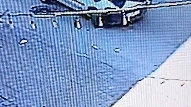Adana'da trafikte aracı çalan şüpheli güvenlik kamerasında
