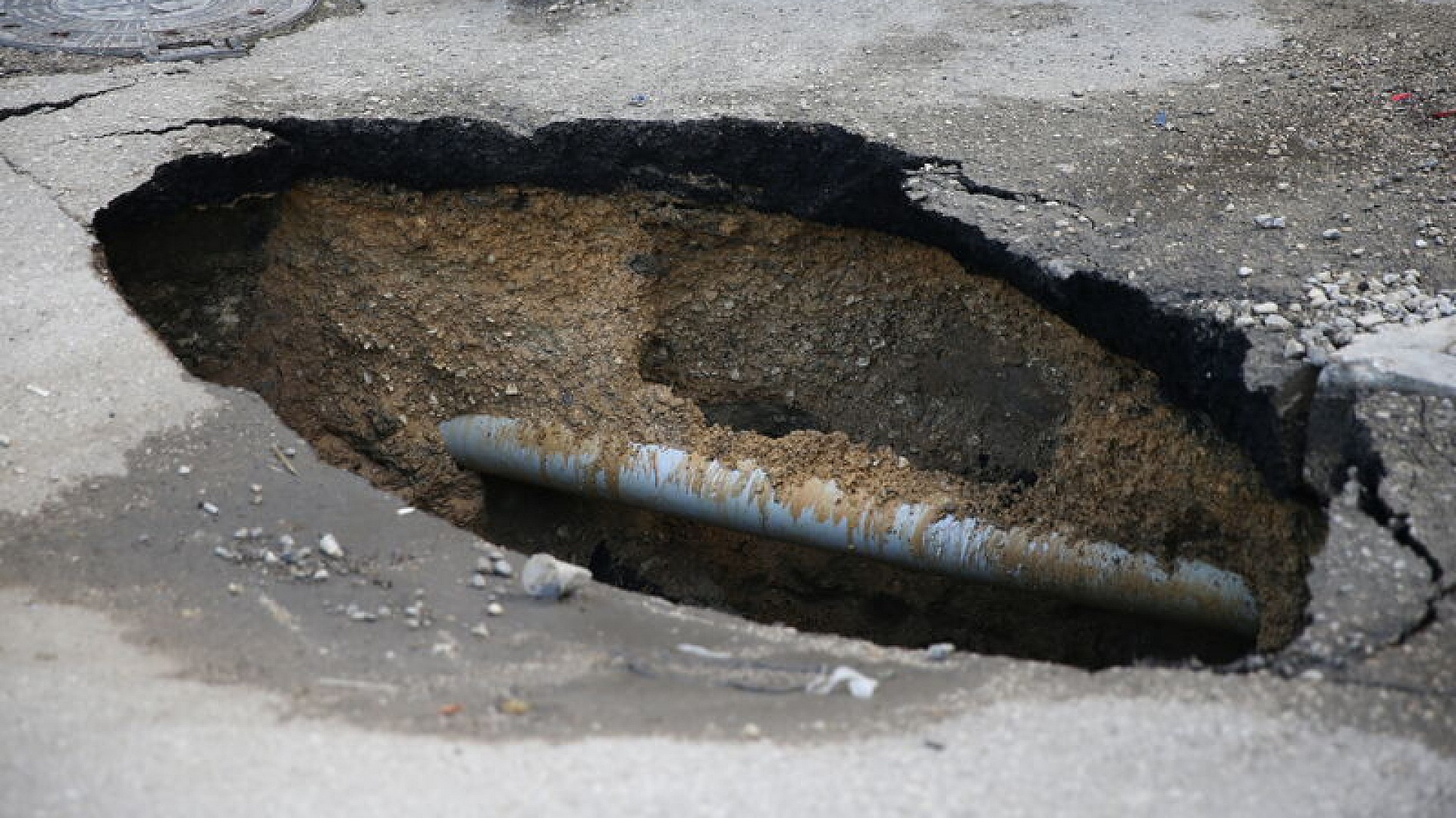 Adana'da yol çökmesi sonucu çukur oluştu