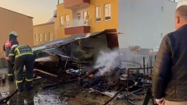 Adıyaman'da 3 katlı evin çatısında yangın çıktı