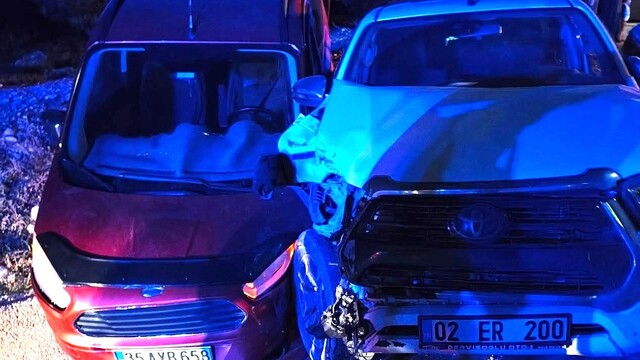 Adıyaman'da iki hafif ticari aracın çarpışması sonucu 8 yaralı