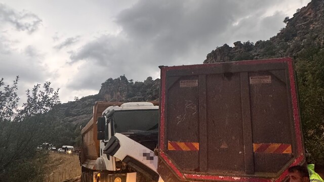 Adıyaman'da iki kamyon çarpıştı, 2 kişi yaralandı