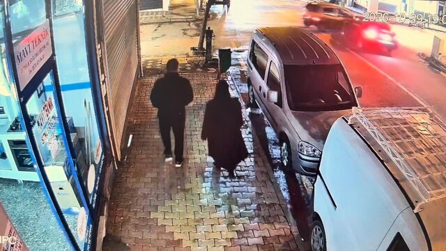 Adıyaman'da iki otomobil işyerinin vitrinine çarptı