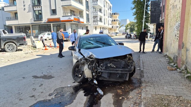 Adıyaman'da otomobil ile kamyonet çarpıştı: 1 ağır yaralı