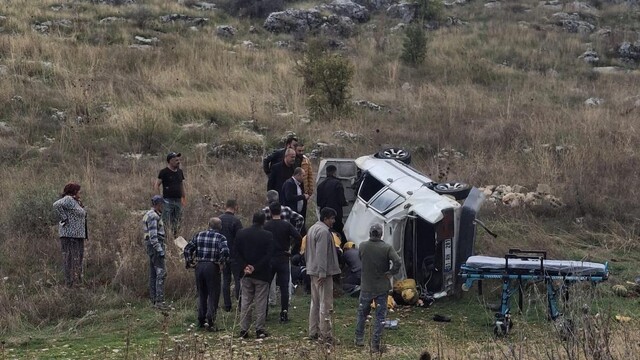 Adıyaman'da otomobil şarampole yuvarlandı: 2 yaralı