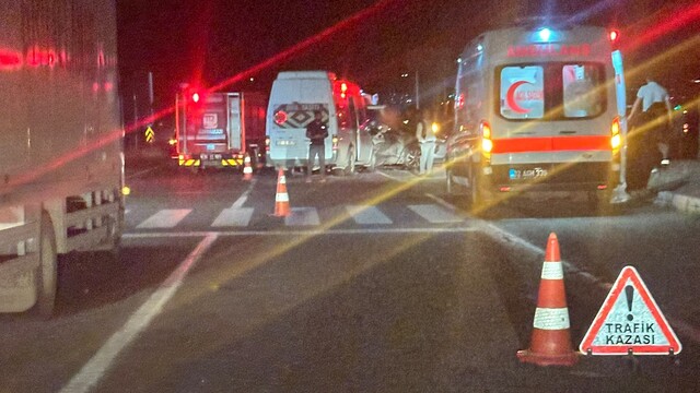 Adıyaman'da otomobil ve minibüs çarpıştı, 15 kişi yaralandı