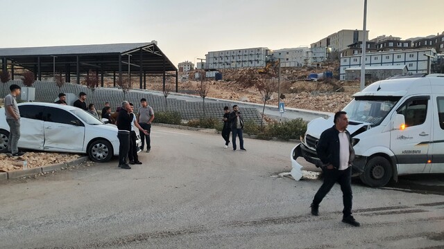 Adıyaman'da otomobil ve minibüs çarpıştı: 4 yaralı