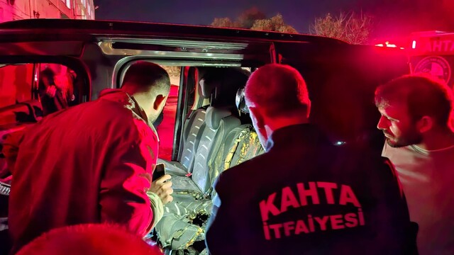 Adıyaman'da park halindeki otomobilde yangın çıktı