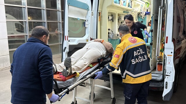 Adıyaman'da refüje çıkan araca yardım ederken kadına çarptı