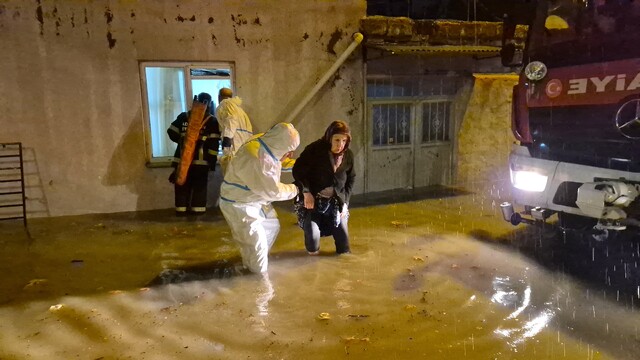 Adıyaman'da sağanak yağış nedeniyle su birikintileri oluştu