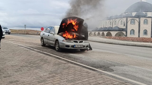 Adıyaman'da seyir halindeki otomobil alev aldı