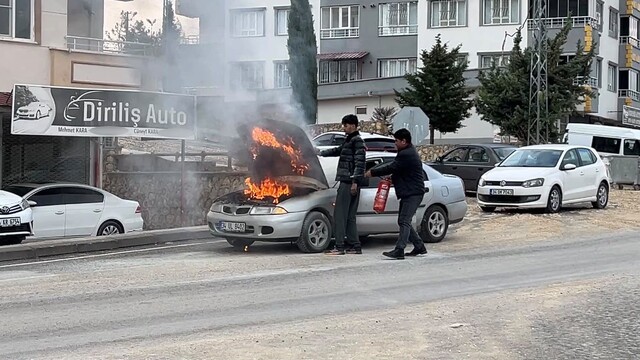 Adıyaman'da seyir halindeki otomobilde yangın çıktı