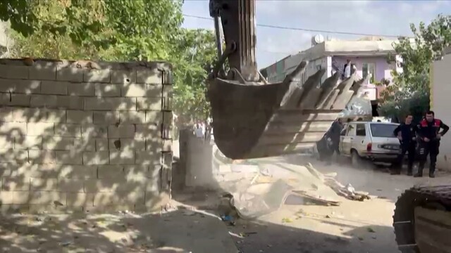 Adıyaman'da silahlı çatışma sonrası kaçak yapılar yıkıldı