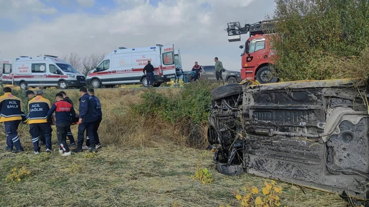 Adıyaman'da taksi şarampole devrildi; 5 kişi yaralandı