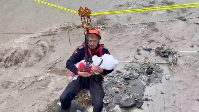 AFAD personeli bebek Zeynep'i ninni söyleyerek uyuttu