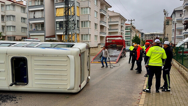 Afyonkarahisar'da çarpışan minibüs devrildi, 16 yaralı