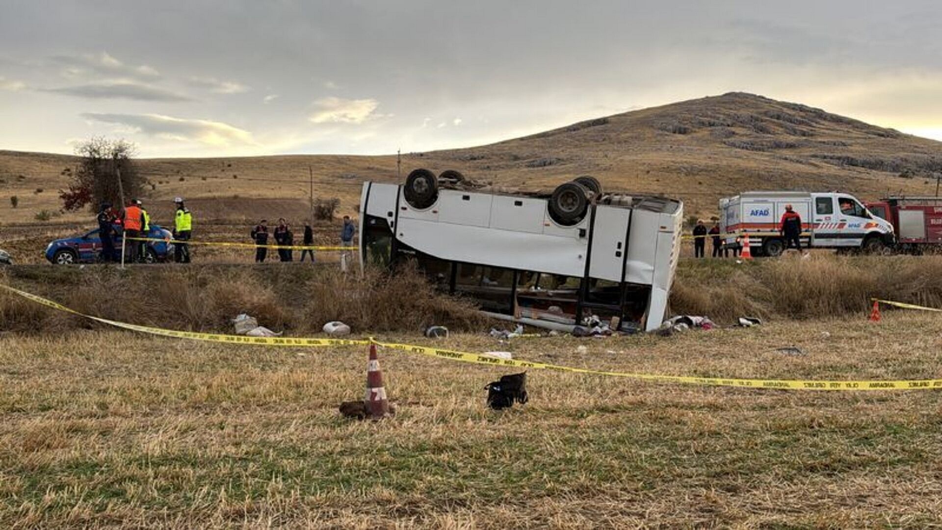 Afyonkarahisar'da işçileri taşıyan midibüs devrildi