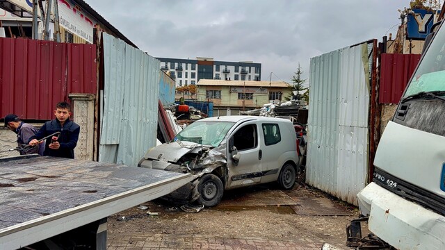Afyonkarahisar'da vinç, hurdaya giden araca çarptı