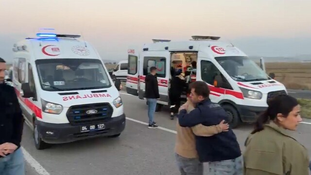Ağrı'da düğün davetiyesi götüren araç takla attı, 6 yaralı