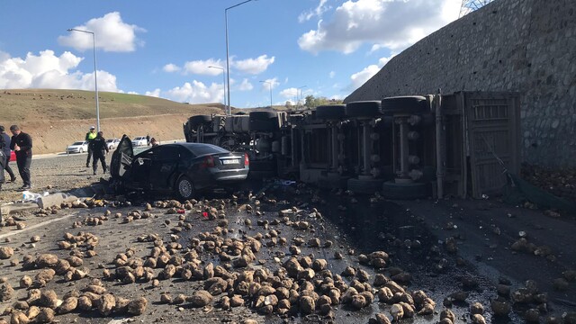 Ağrı'da pancar yüklü TIR ile otomobil çarpıştı: 4 ölü