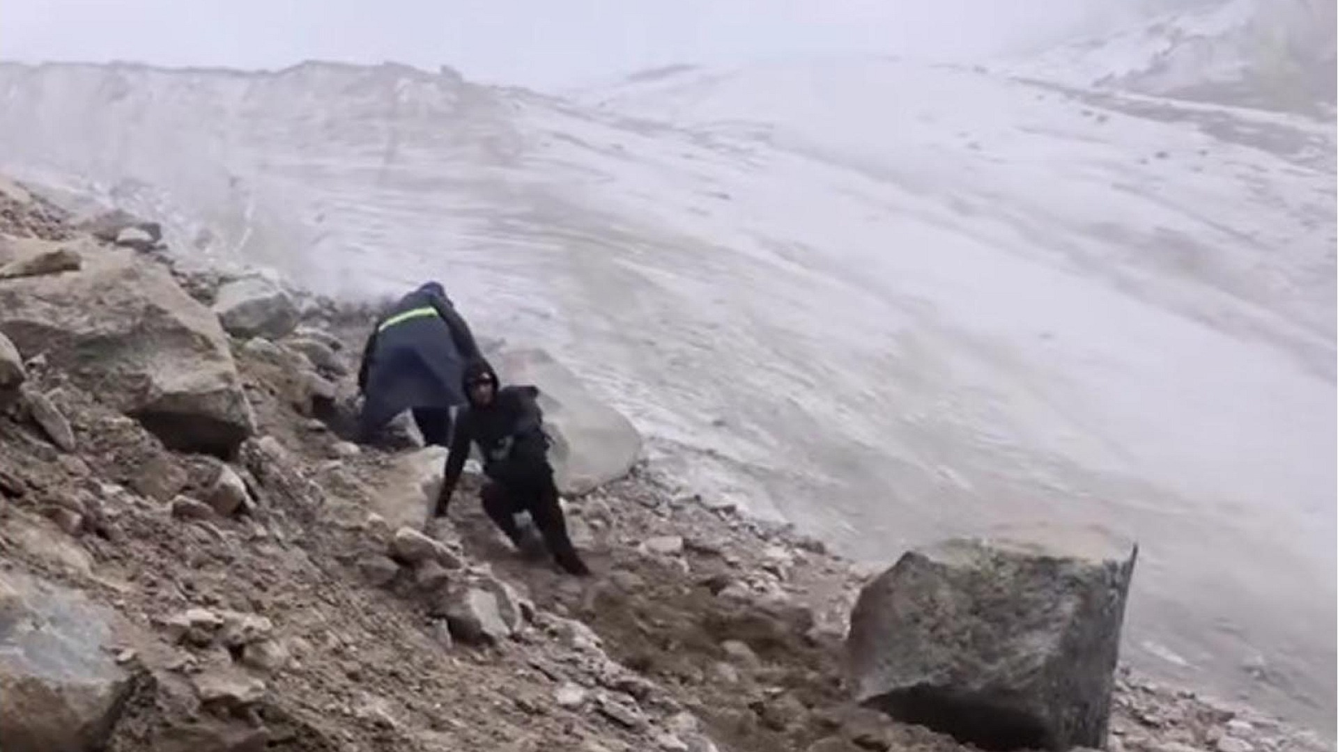 Ağrı Dağı'nda heyelan: Dağcılar son anda kurtuldu