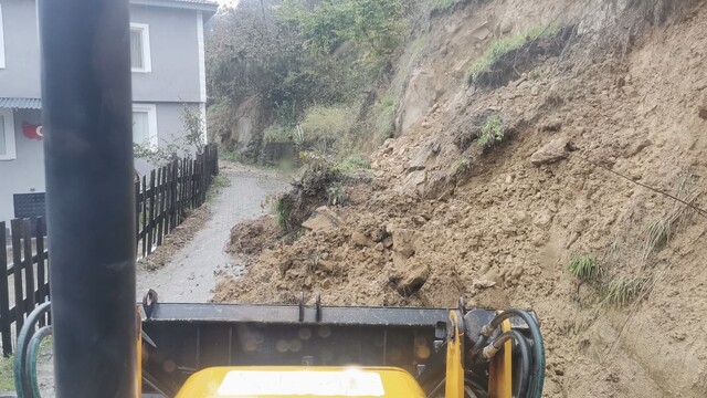 Akçakoca'da toprak kayması sonrası yol güvenliği sağlandı