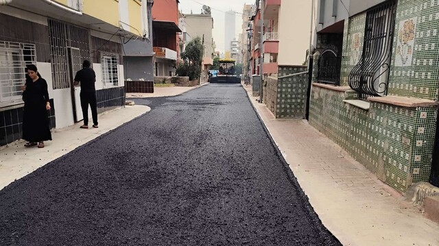 Akdeniz'de sokaklar sıcak asfaltla yenileniyor