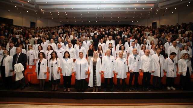 Akdeniz Üniversitesi'nde 330 hekim adayı beyaz önlük giydi