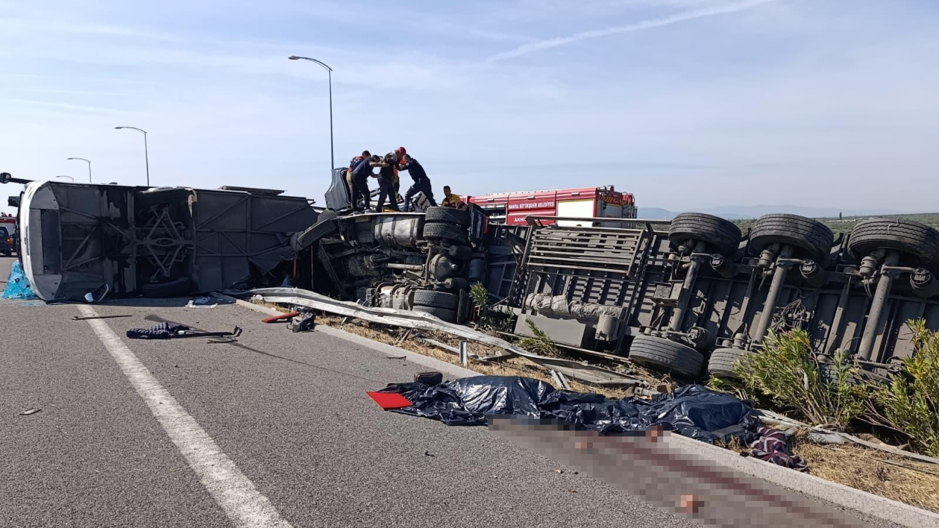 Akhisar'da otobüs ve çekici çarpıştı: 11 ölü, 27 yaralı