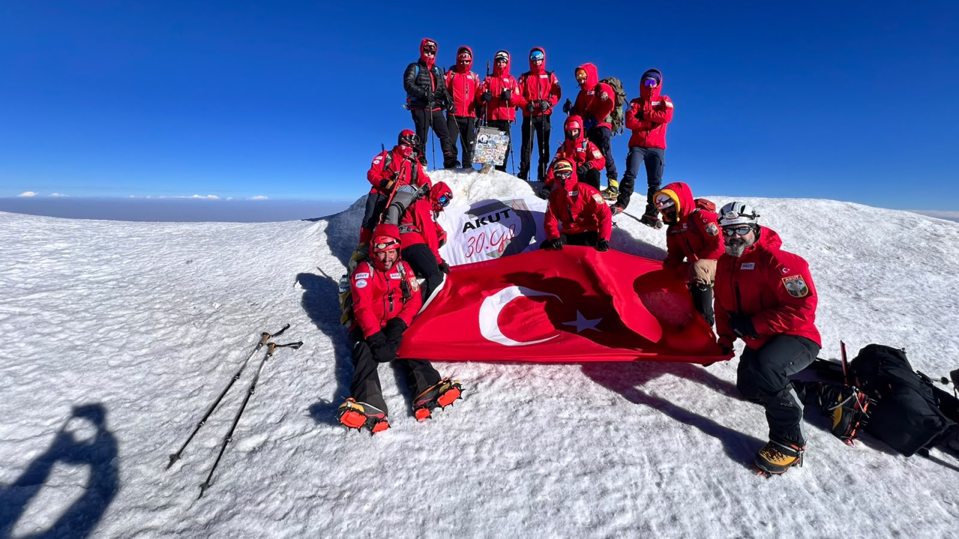 AKUT 30. kuruluş yılını zirvelerde kutladı