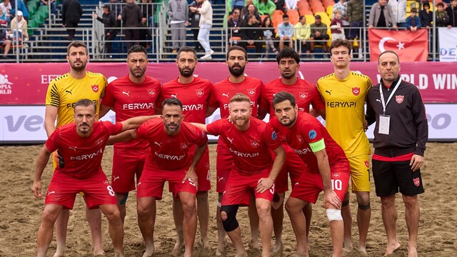 Alanya Belediyespor, plaj futbolu turnuvasında 16'ya yükseldi