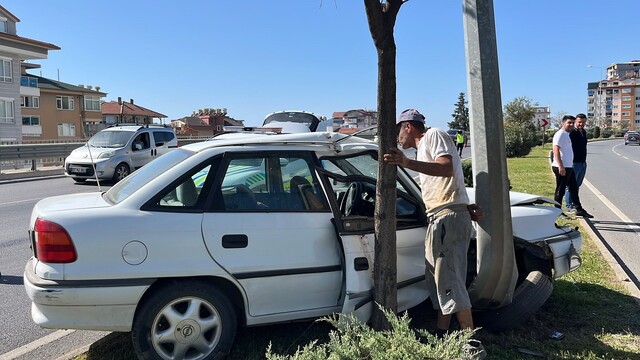Alanya'da aydınlatma direğine çarpan otomobilde 1 yaralı