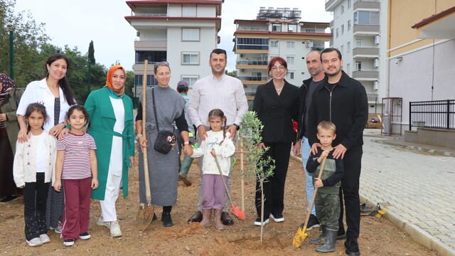 Alanya'da minik öğrenciler zeytin fidanlarını dikti