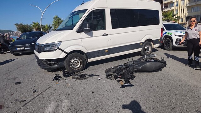Alanya'da motosiklet ile minibüs çarpıştı, öğrenci öldü