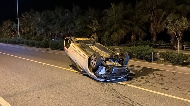 Alanya'da otomobiller çarpıştı, takla atan araçta 2 yaralı